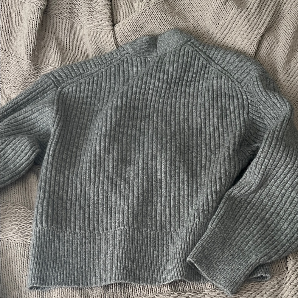 H&M Gray Ribbed V-Neck Button Front Cardigan - Picture 4 of 4
